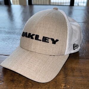 Oakley Tan & White Golf Snap Back